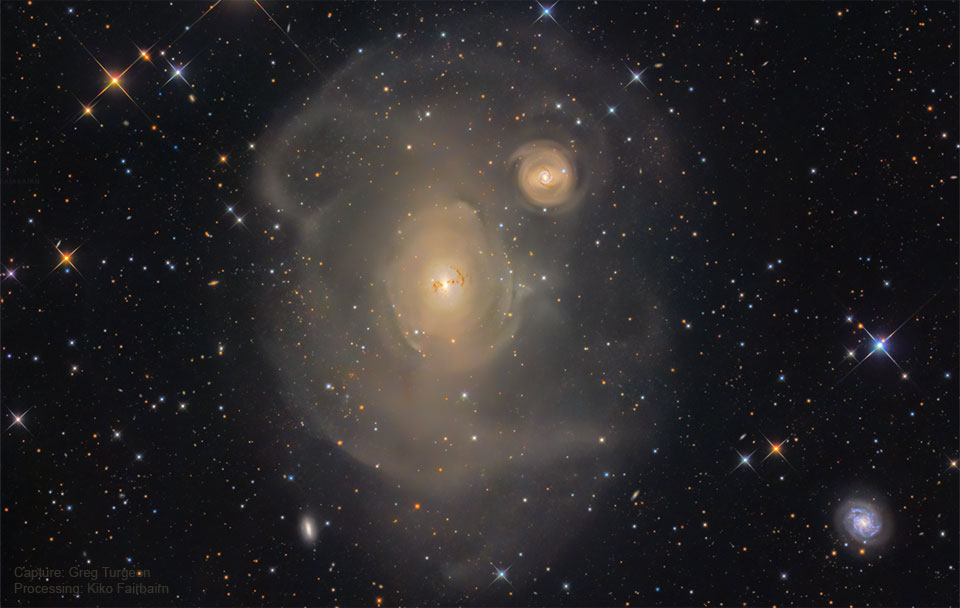 特色图像显示了巨大椭圆星系NGC 1316的深层图像，其中包含许多同心壳，其中嵌入了一个较小的星系。请参阅说明以获取更多详细信息。
