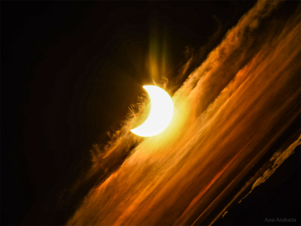 这张特写图片显示了两天前在阿根廷巴塔哥尼亚日落时出现的部分日食穿过地球云层。如欲了解更多有关详细信息，请参阅说明。
