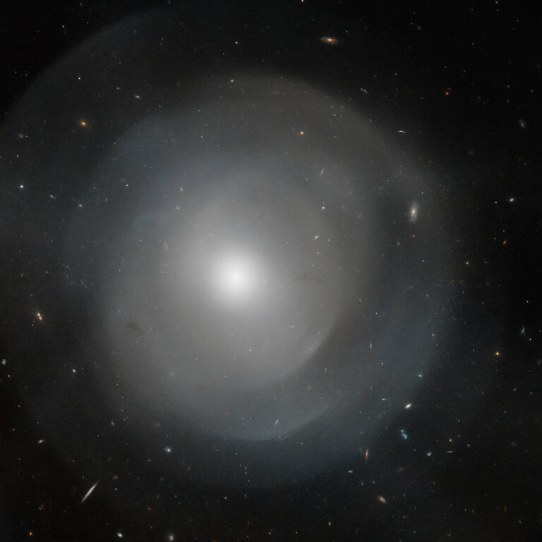 哈勃望远镜通过巨大的椭圆层进行观测