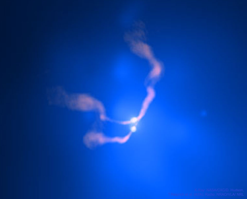 这张特色图片显示了附近星系中心附近的两个明亮的光源。这个物体被称为3C 75。这两个明亮的光源被认为是两个缓慢旋转在一起的黑洞。喷流使太阳的轮廓看起来像涟漪。请参阅说明以获取更多详细信息。