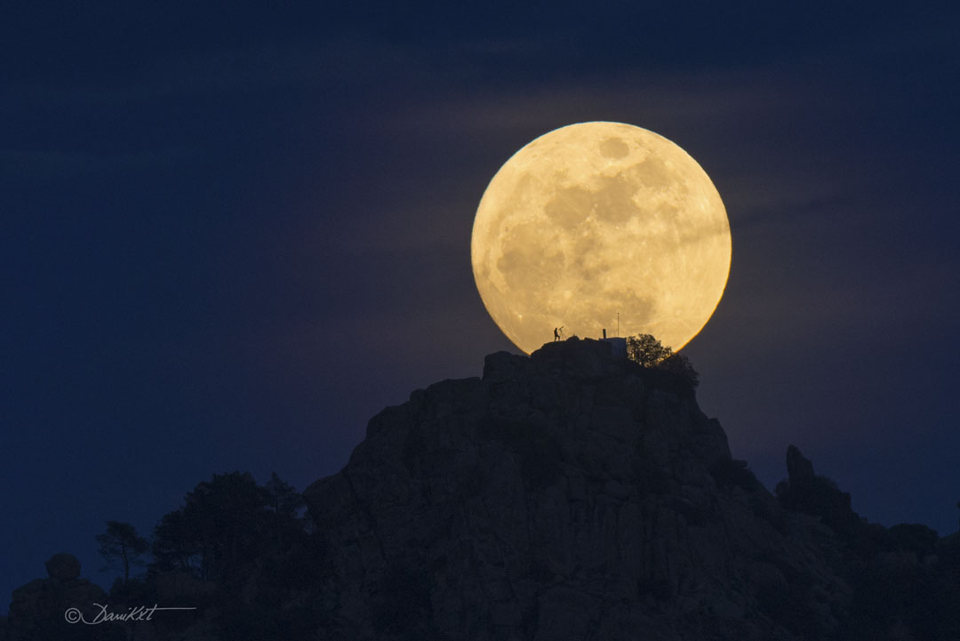 特色图片显示了一座山上的满月，其中有一个人正在通过小型望远镜观察。这次翻转突出了月球上的特征，创造了“月面人”神话。
请参阅说明以获取更多详细信息。
