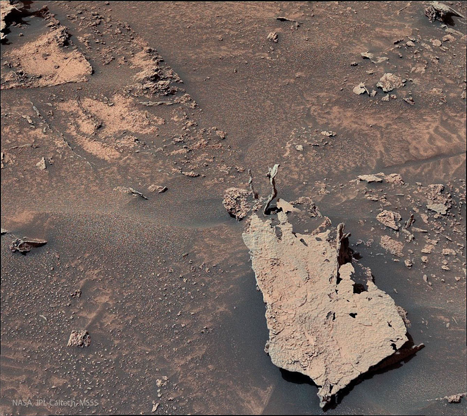 特色图片显示了从火星上一块较大的岩石延伸出来的手指状尖顶。请参阅说明以获取更多详细信息。