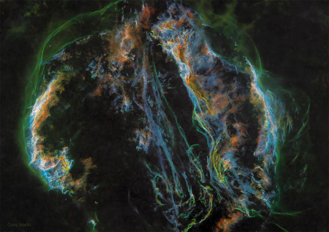 这张特色图片显示了面纱星云的长时间曝光合成，这是大约一万年前发生的超新星发光的气体残余物。请参阅说明以获取更多详细信息。