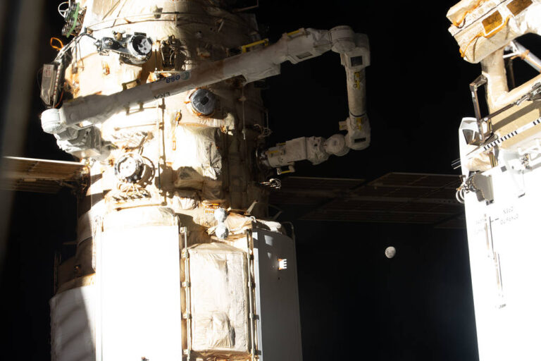 从空间站看到的月食