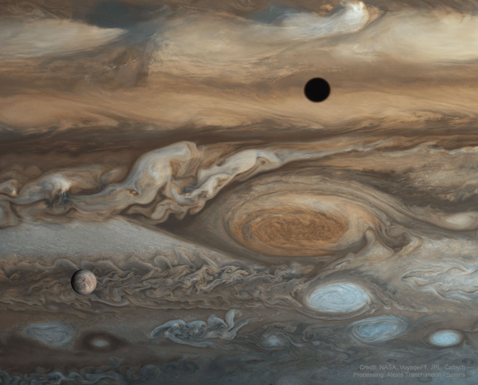 特色图片显示木星的卫星木卫二位于木星前方，可见木星的许多云层，包括大红斑。请参阅说明以获取更多详细信息。