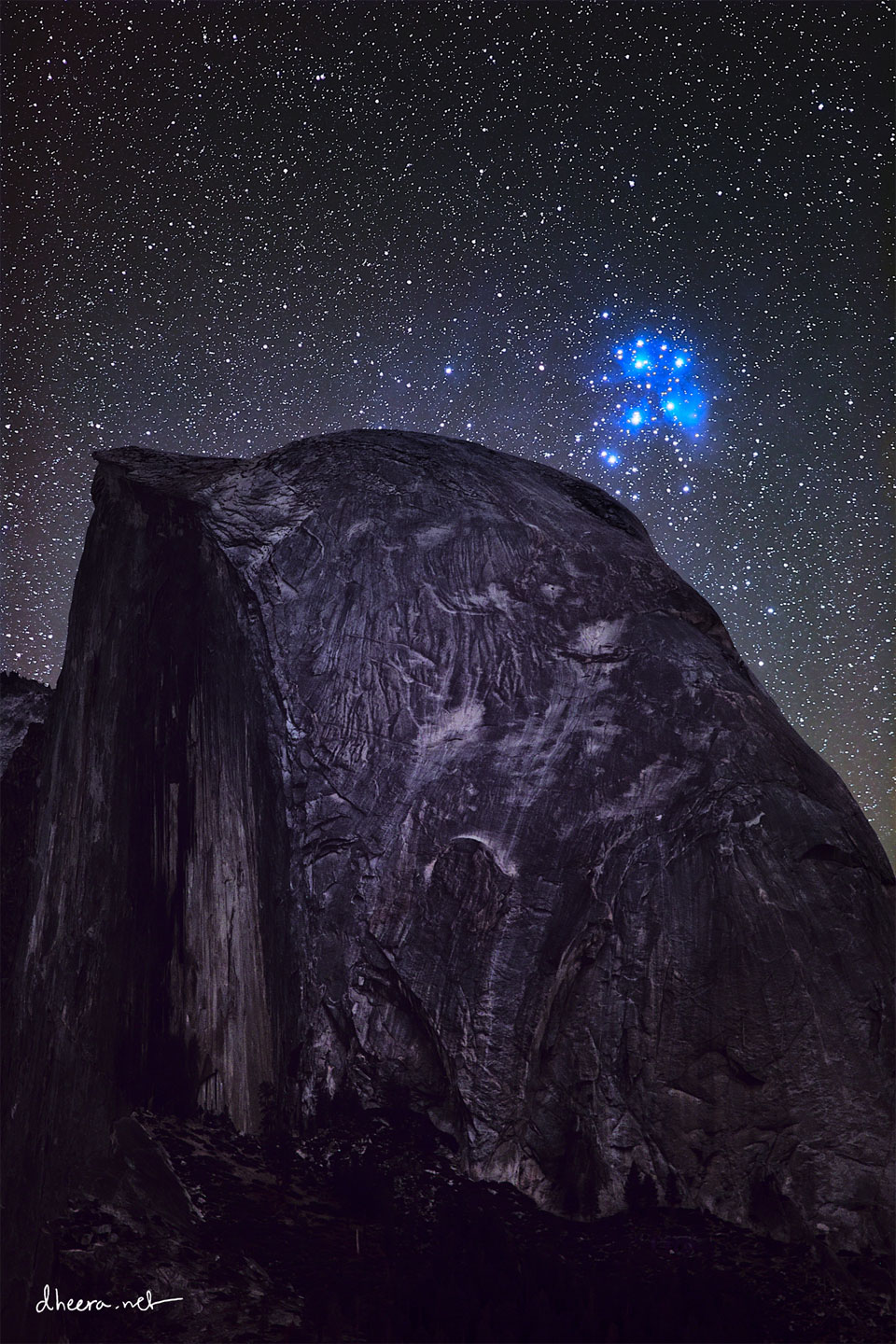 特色图片显示了半圆顶后面的亮蓝色昴宿星团，这是一个巨大的圆形岩层，看起来很暗，但有明亮的凹槽。请参阅说明以获取更多详细信息。