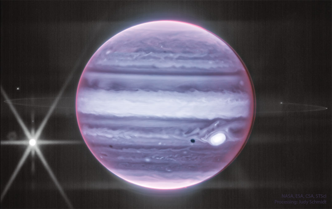 特色图像显示了詹姆斯韦伯太空望远镜拍摄的红外光木星。可见的是云、大红斑——颜色看起来很浅——以及围绕着这颗巨大行星的一个显著的环。请参阅说明以获取更多详细信息。