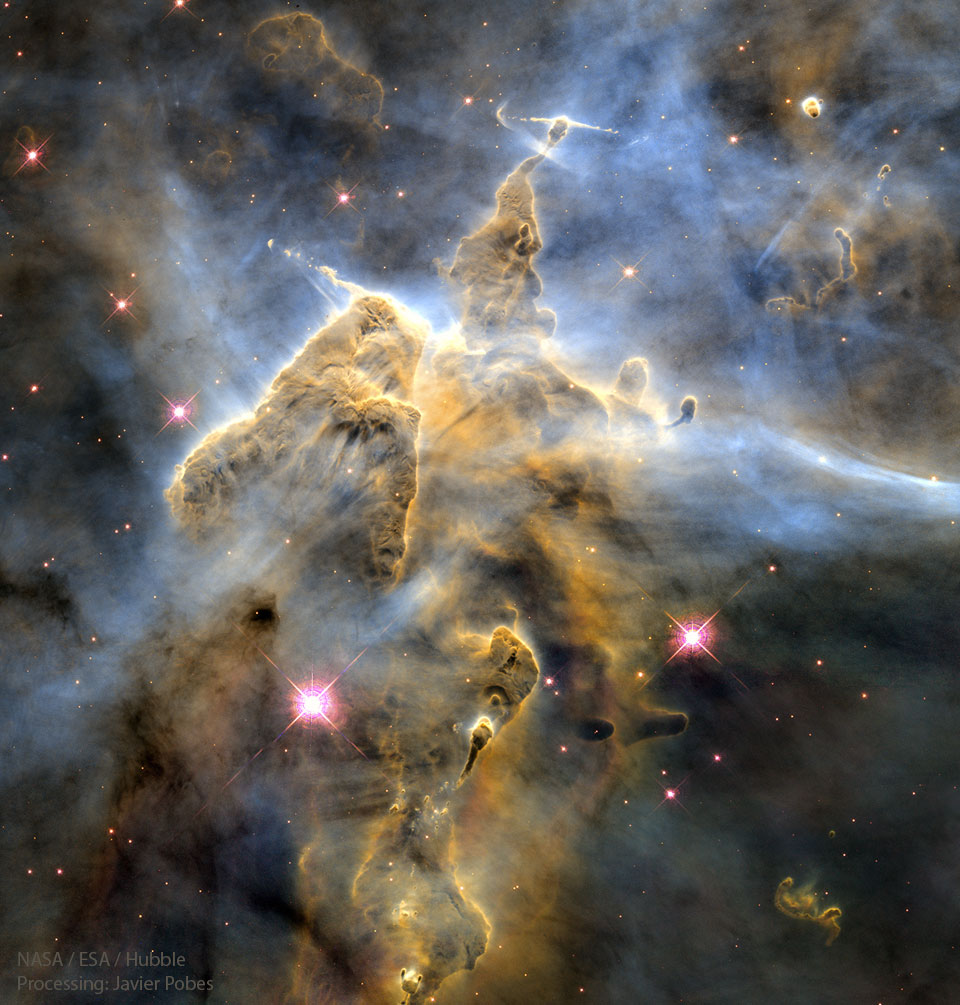这张特写图片显示了船底座星云中一个巨大的尘埃和气体柱。柱子上有许多突起和几条喷流。请参阅说明以获取更多详细信息。