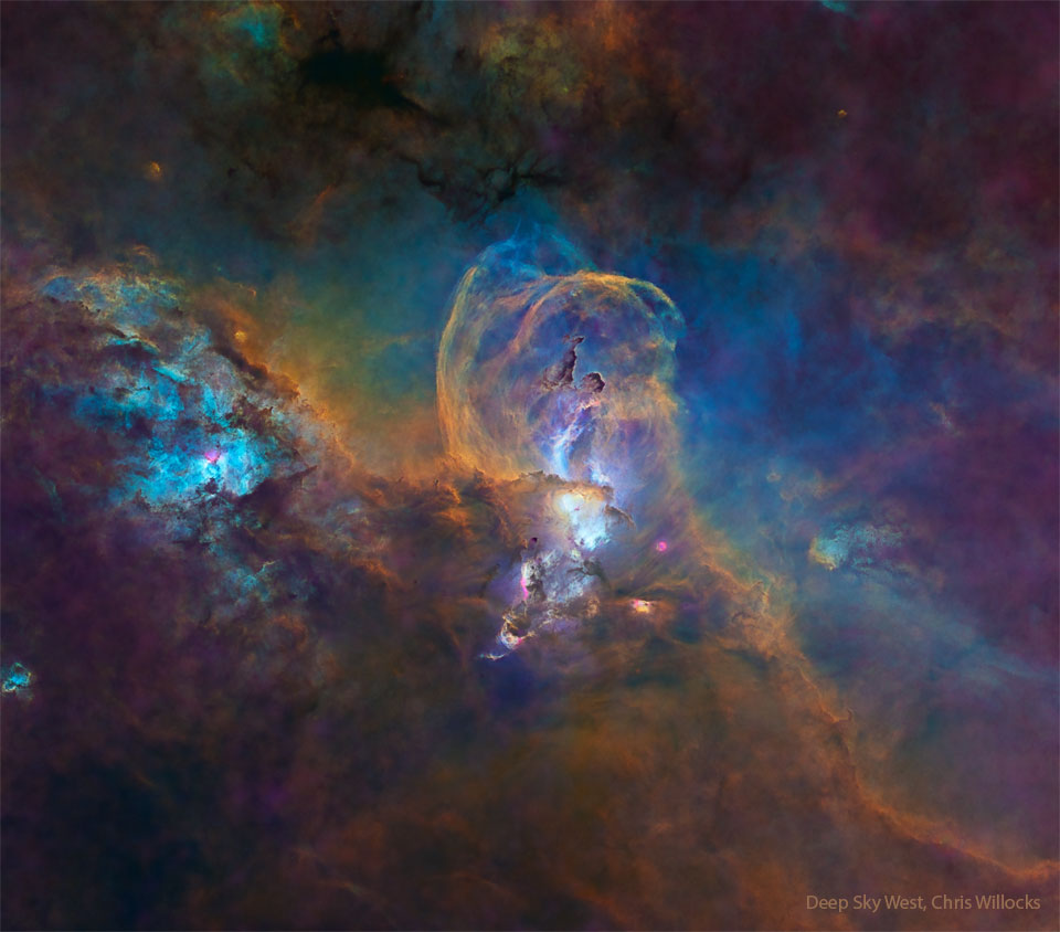 特色图像以多种假色显示了恒星形成区NGC 3576。 中央尘埃结构可能看起来类似于自由女神像。请参阅说明以获取更多详细信息。