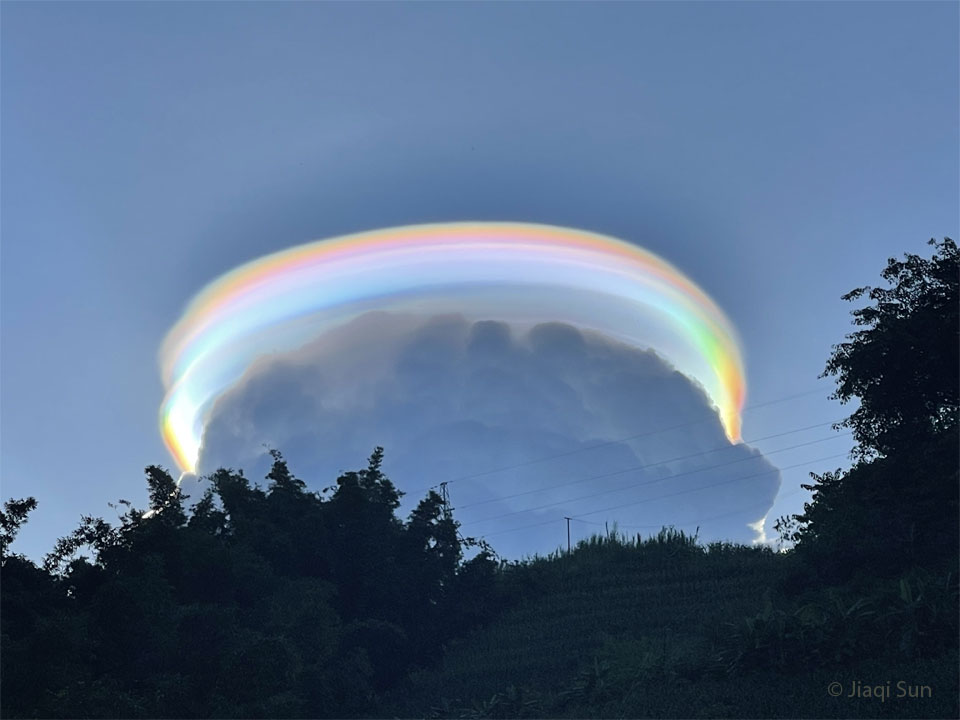 这张特色图片显示了一片乌云，上面覆盖着一朵明亮的彩色云。请参阅说明以获取更多详细信息。
