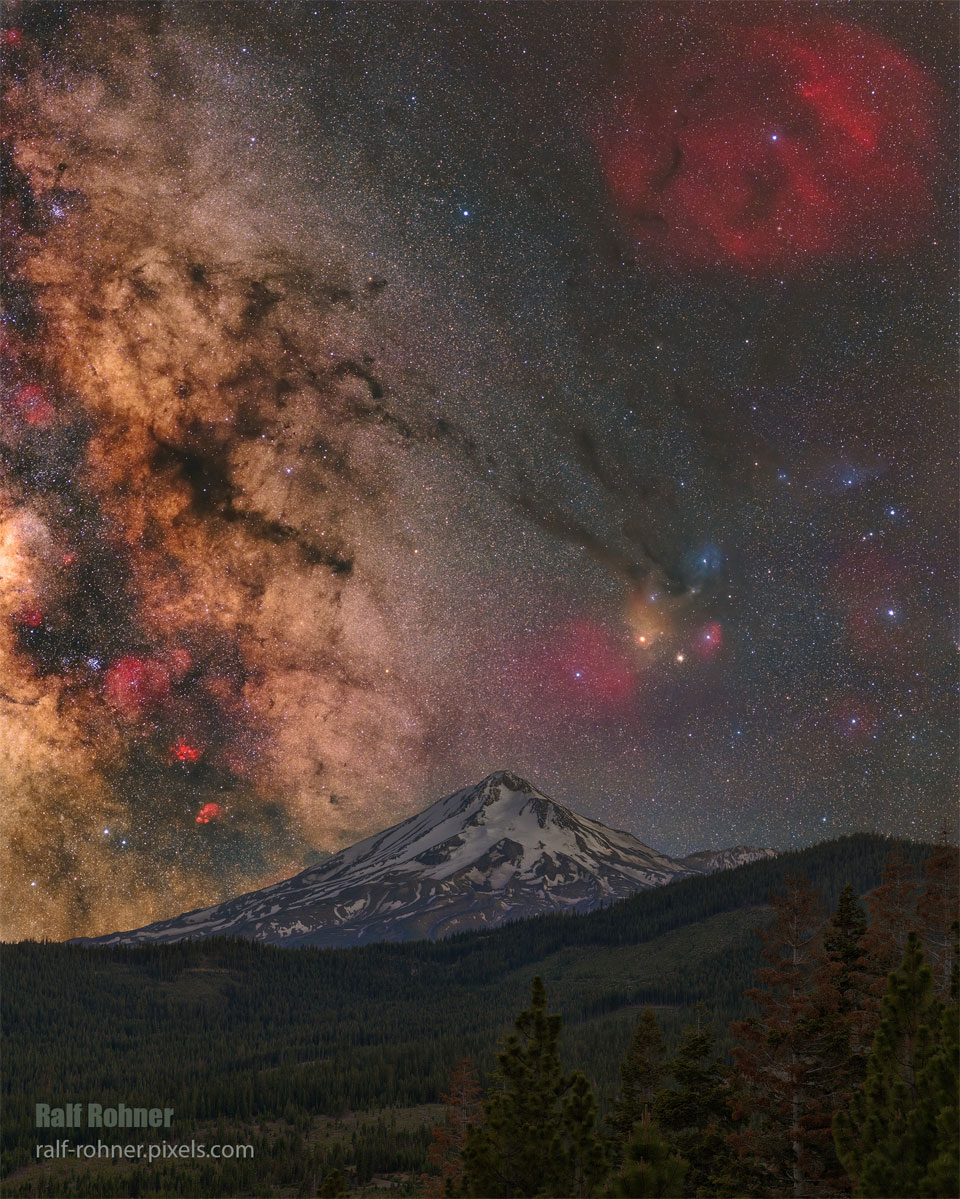 特色图片显示了一座白雪覆盖的山脉，左侧为银河系，右侧为蛇夫座的彩色星域。请参阅说明以获取更多详细信息。