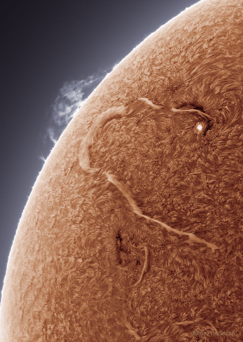 特色图像显示了一条长长的暗条蜿蜒穿过太阳表面。请参阅说明以获取更多详细信息。