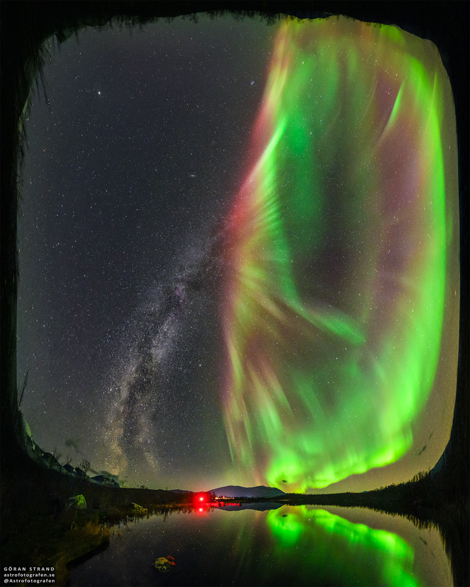 这张特色图片显示了瑞典前景中的一个湖泊，左边是银河系，右边是绿色极光。乍一看，极光似乎是一朵花，从银河系的茎中生长出来。请参阅说明以获取更多详细信息。