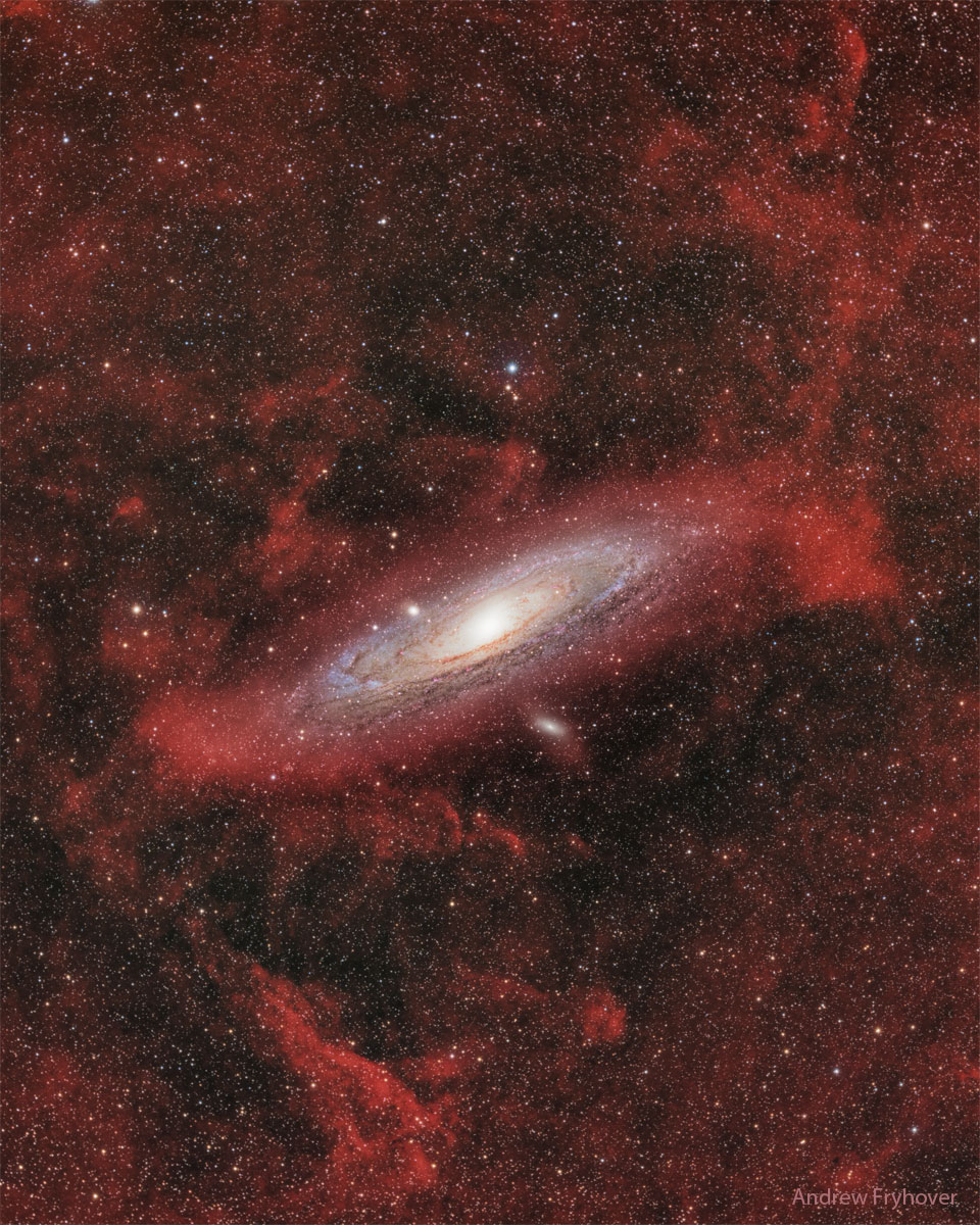 特色图片显示了被不熟悉的红色发光云包围的邻近星系M31。更多详细信息请参阅说明。