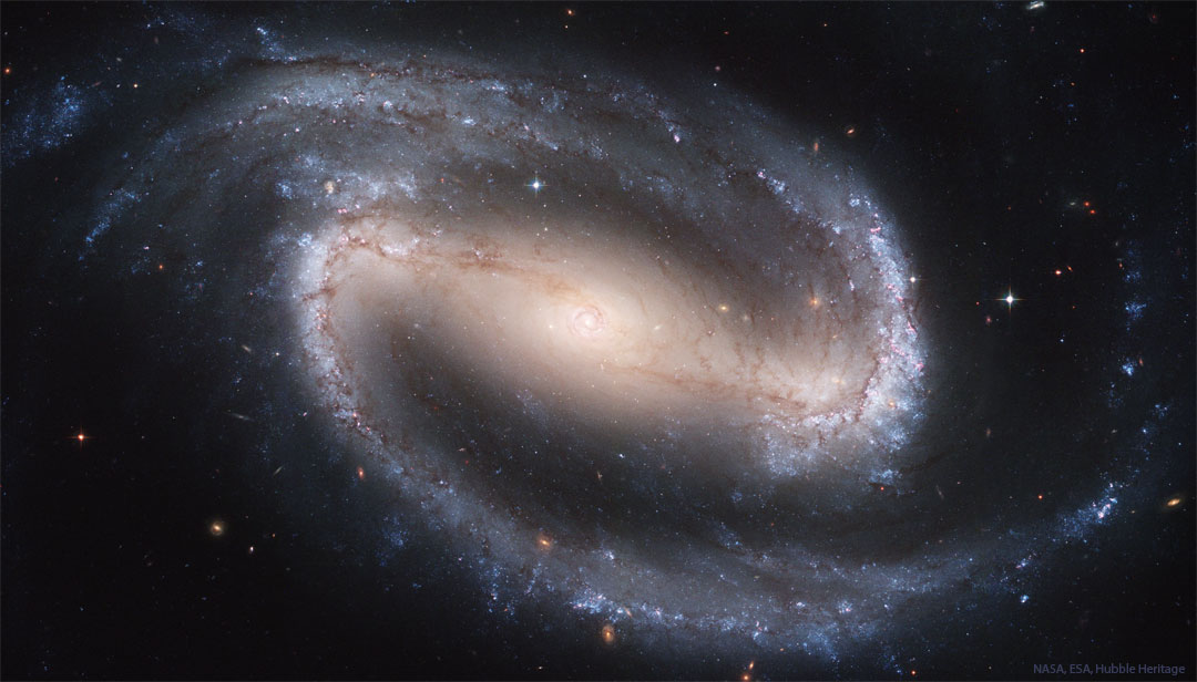这张特写图片展示了一个巨大而美丽的棒旋星系NGC1300，其周围的旋臂由年轻恒星染成蓝色。有关详细信息，请参阅说明。