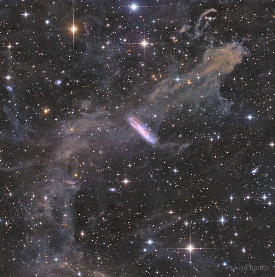 特色图像显示了前景恒星、气体和尘埃场中的遥远螺旋星系 NGC 7497。前景气体和尘埃位于我们自己的银河系中，位于银河系的前方——但似乎正好穿过它。请参阅说明以获取更多详细信息。