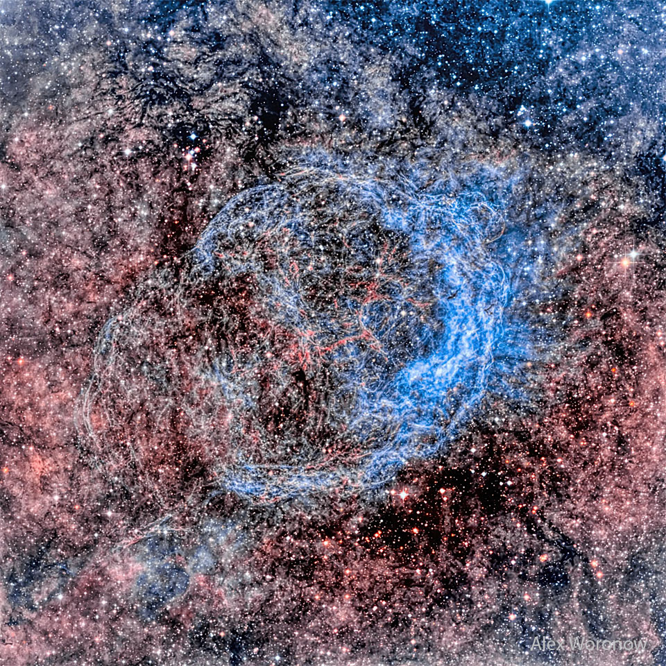 这张特色图片显示了一个复杂的星云，它的一侧比另一侧更密集，更蓝。有关更多详细信息，请参阅说明。
