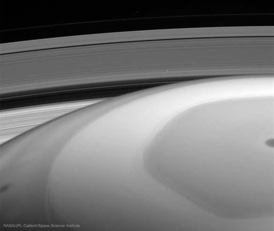 这张特色图片显示了一张黑白图片，图片底部是土星的球体，图片顶部是土星环。有关详细信息，请参阅说明。
