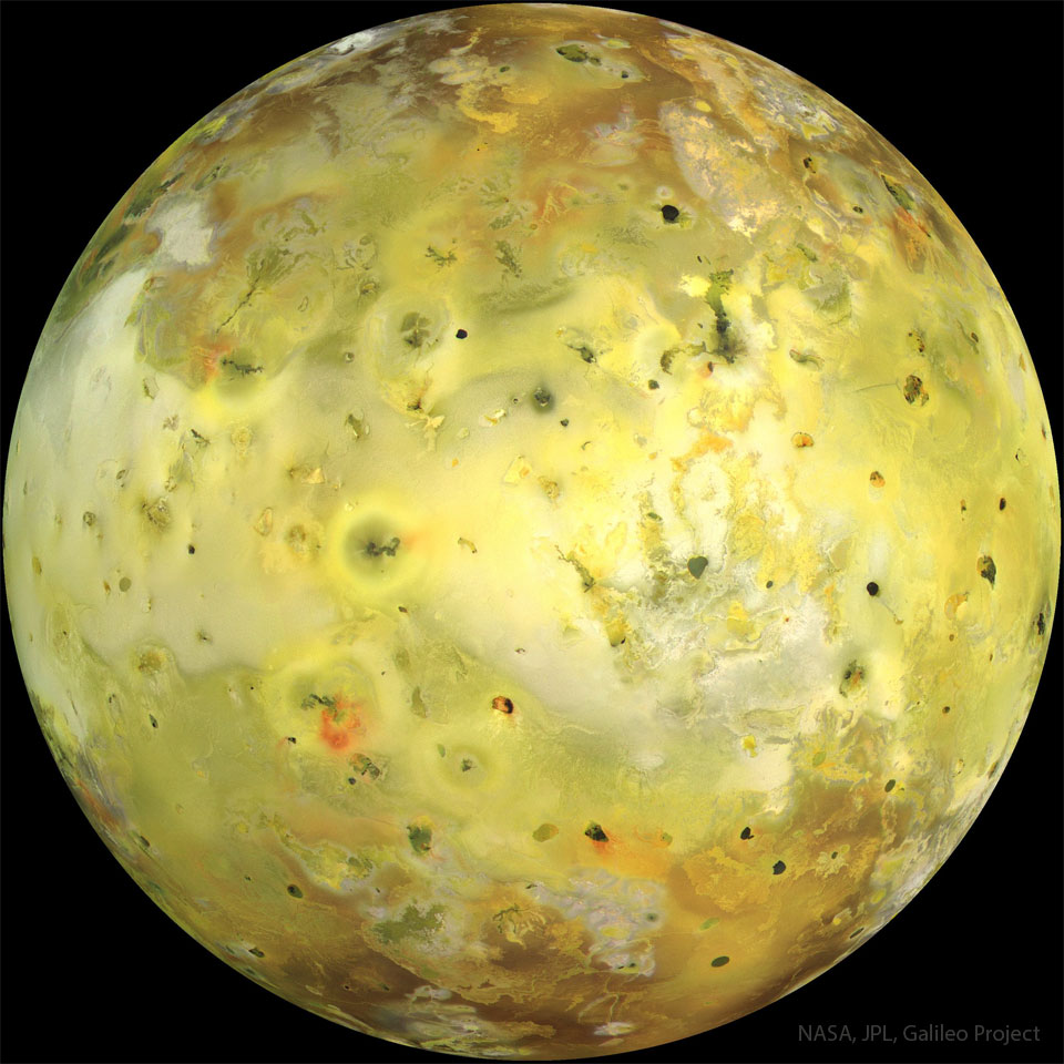 这张特色图片显示了木星的卫星木卫一，它因硫磺而呈明亮的黄色，上面覆盖着火山和火山浮冰。有关更多详细信息，请参阅说明。