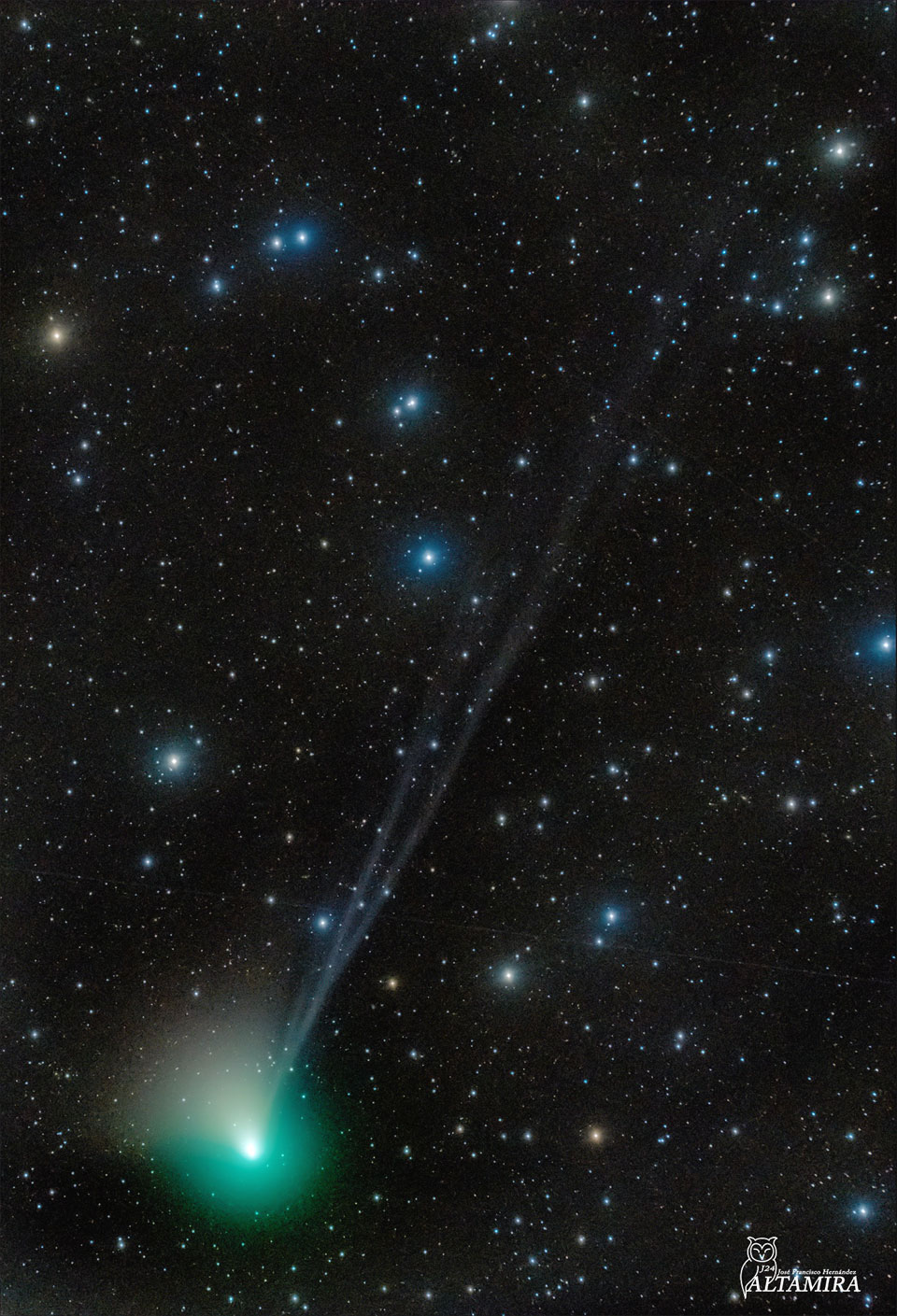 新彗星ZTF在恒星背景前有三条慧尾。有关更多详细信息，请参阅说明。