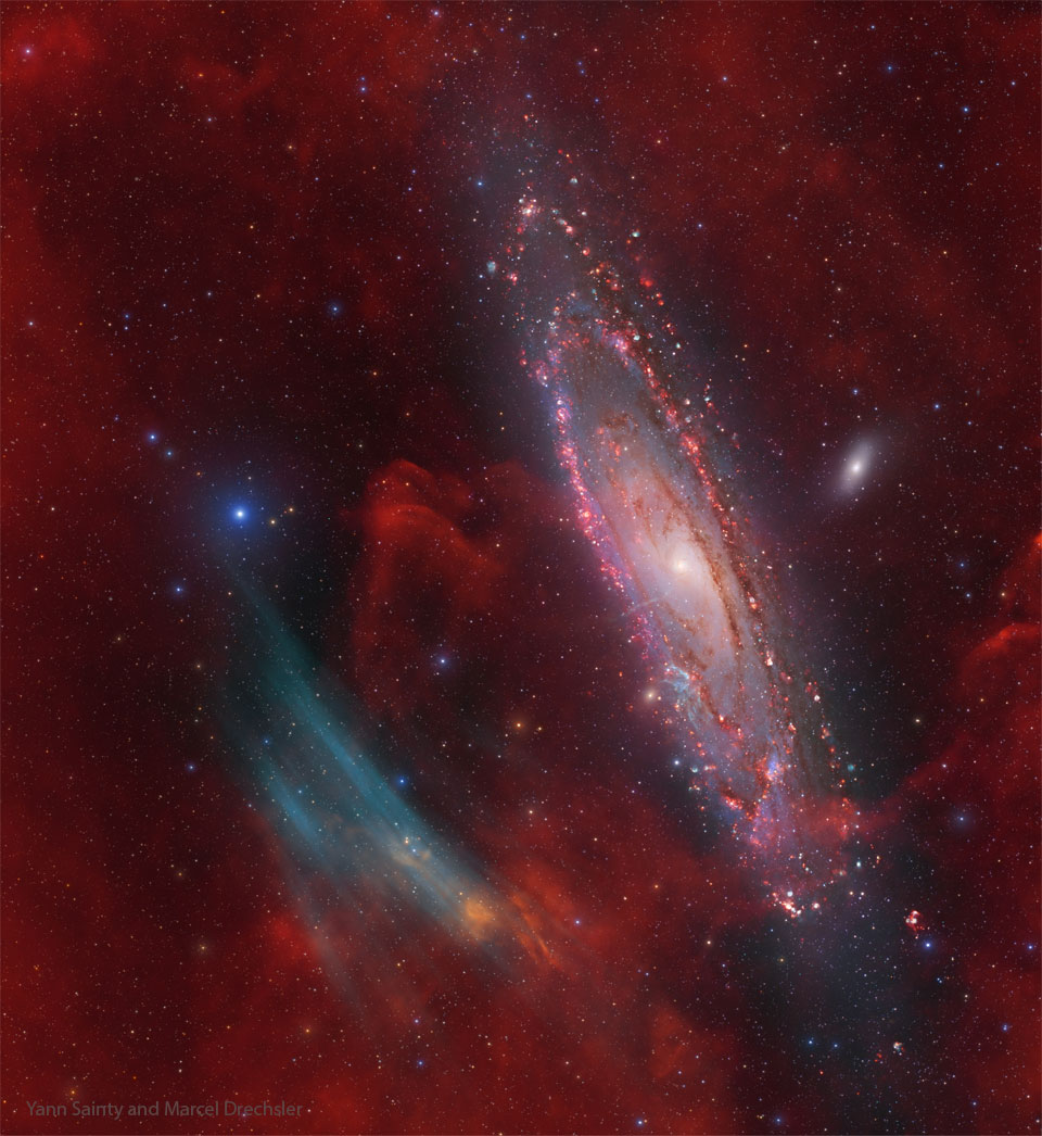 仙女座星系M31的深度图像显示，其左侧出现了未预期的氧辐射弧。有关更多详细信息，请参阅说明。
