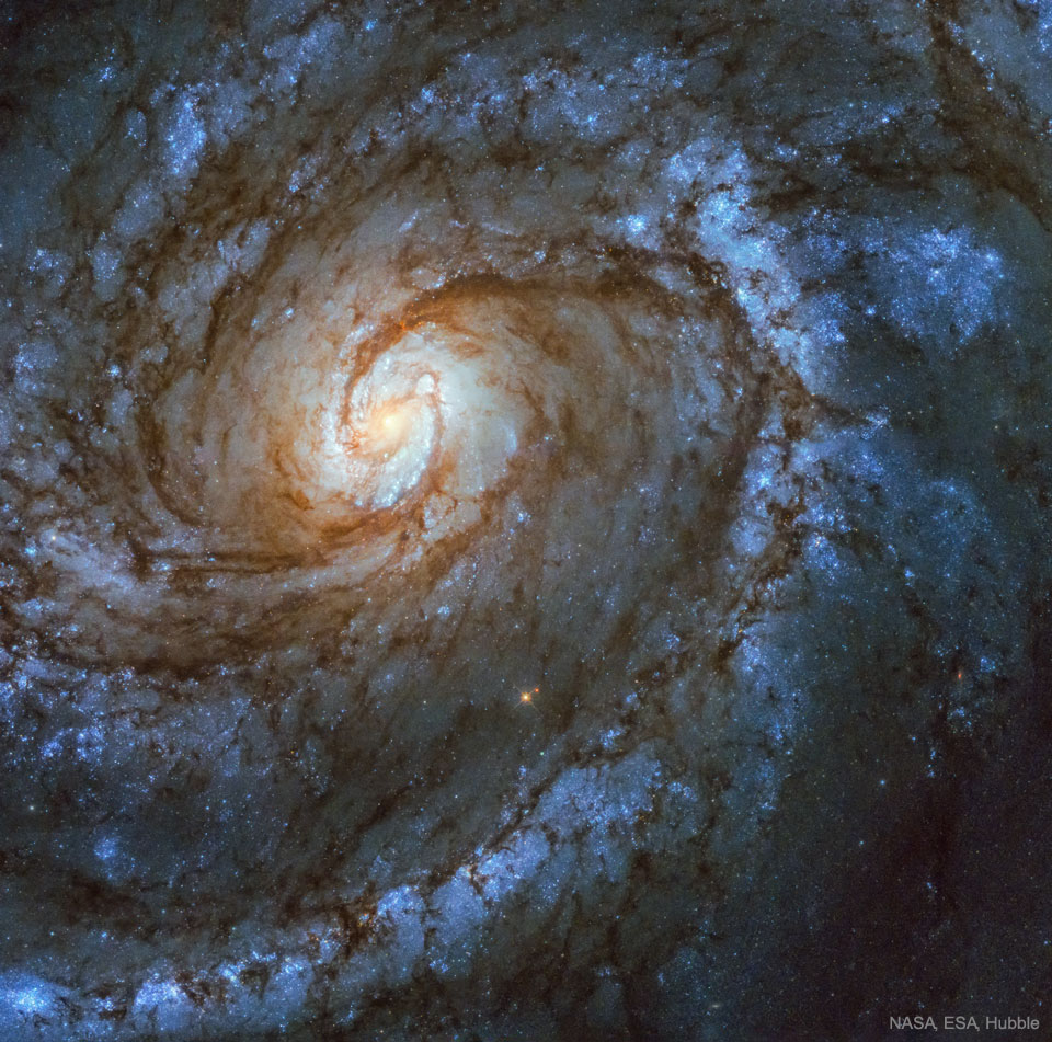 螺旋星系的旋臂由蓝色恒星主导，中心有一个明亮的漩涡，看起来像螺旋星系。有关更多详细信息，请参阅说冇。
