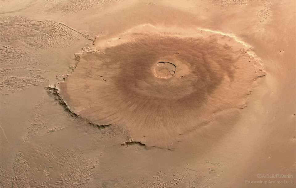 从高处看，火星上有一座橙色的大火山。有关更多详细信息，请参阅说明。