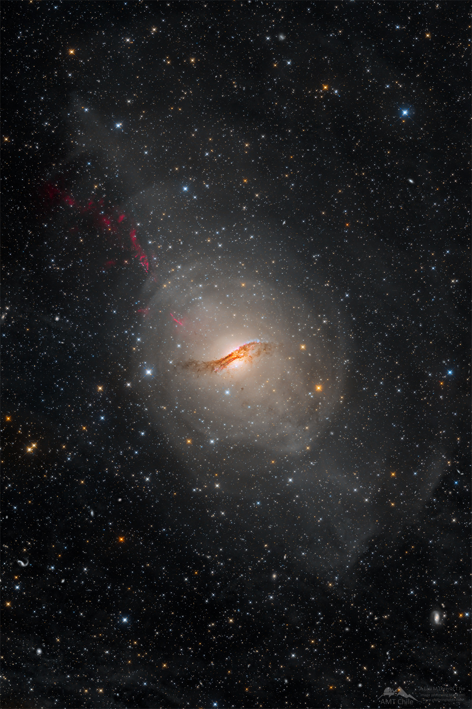 这是一张不寻常的半人马座A星系的长时间图像。该星系看起来是一个浅椭圆形，中心有一条复杂的暗尘埃带。星系周围是一片星场。有关更多详细信息，请参阅说明。