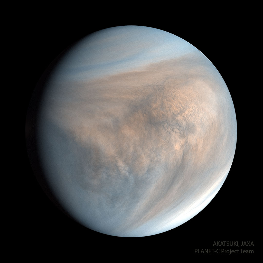 这是在紫外线下拍摄的金星。这颗球形行星呈圆形，呈棕褐色，略带蓝色。复杂的云模式显而易见。有关更多详细信息，请参阅说明。