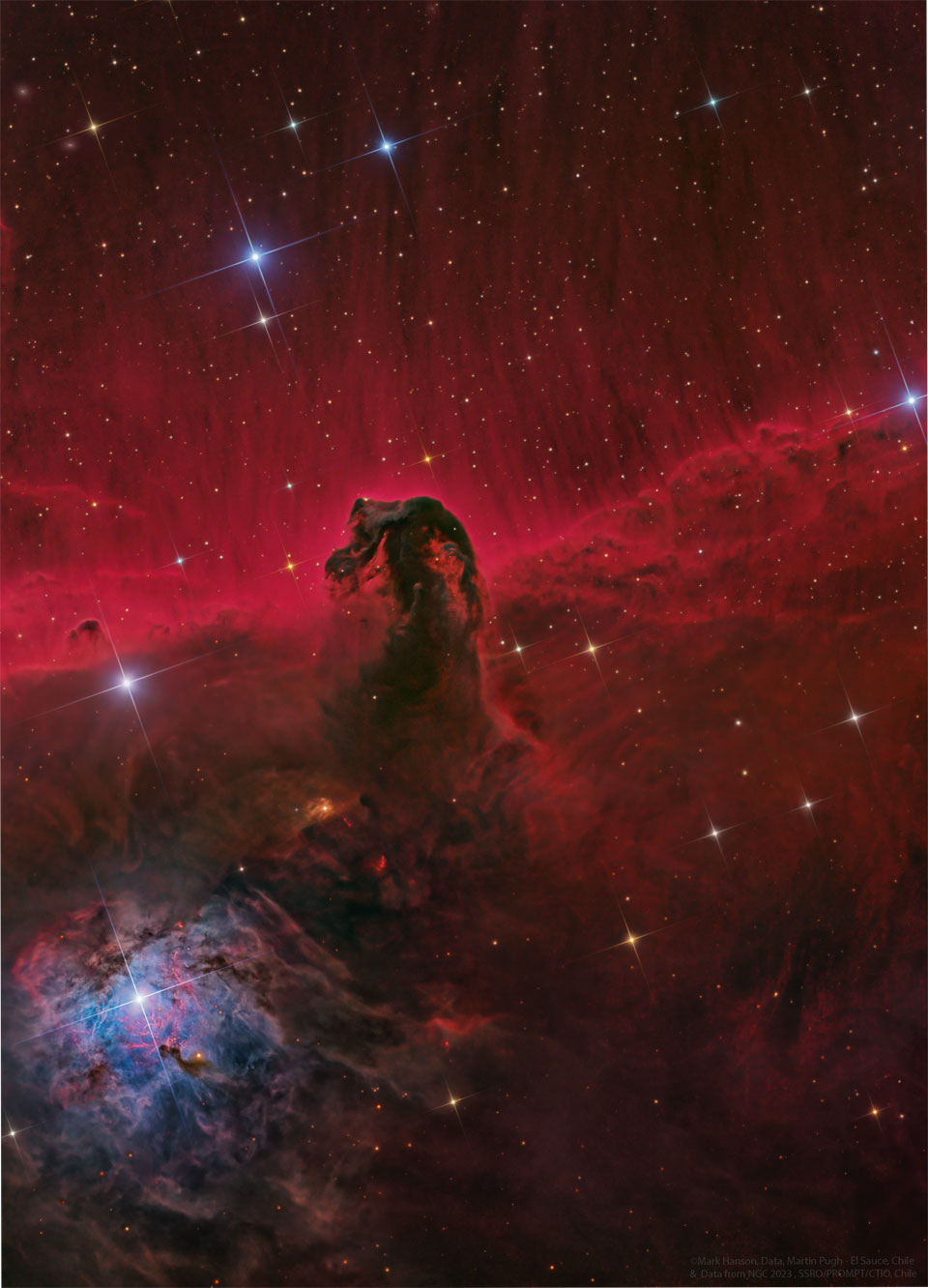 一个类似马头的暗星云在红色的背景前被拍摄下来。恒星出现在整个图像中。有关更多详细信息，请参阅说明。