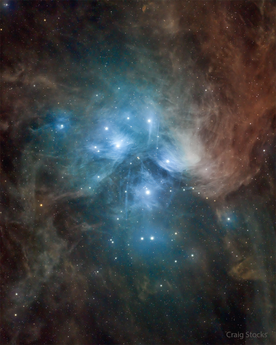 著名的昴宿星团被尘埃包围。明亮恒星附近的尘埃反射蓝光，但距离较远的尘埃看起来更红。有关更多详细信息，请参阅说明。