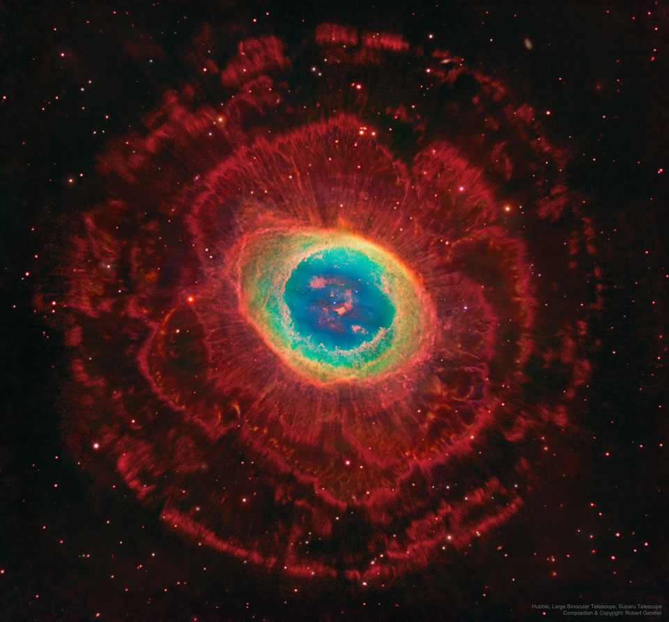 中心是一个色彩缤纷的星云，是环形星云中最常见的部分。在这个中心周围可以看到几层结构不同的红色发光气体。有关更多详细信息，请参阅说明。